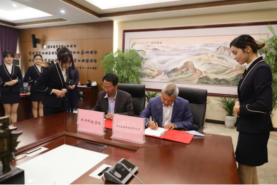 校企合作產(chǎn)學(xué)研共贏(yíng) 鄭州科技學(xué)院獲企業(yè)百萬(wàn)捐贈(zèng)設(shè)立創(chuàng)新獎(jiǎng)學(xué)金345.png